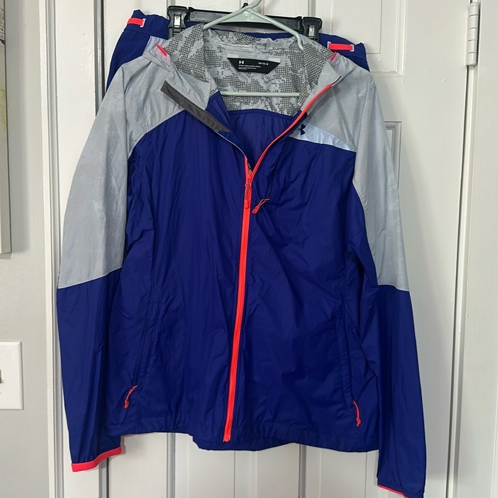 Under Armour Scrambler Hybrid Jacket and running shorts set both size large